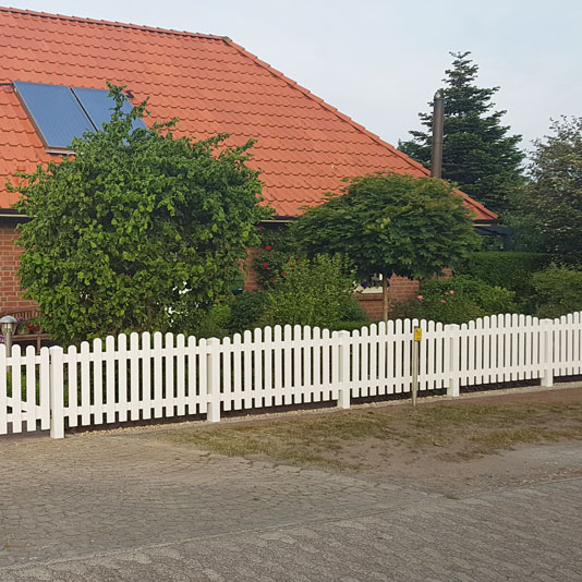 Lattenzaun in Weiß als Vorgartenzaun