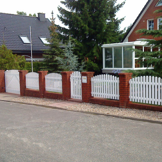Lattenzaun in Weiß mit Bestands-Steinsäulen kombiniert