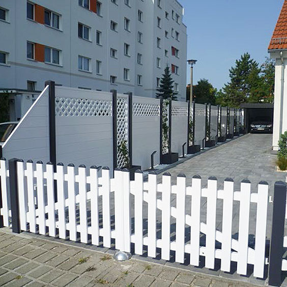 Lattenzaun mit Sichtschutz in Weiß/Anthrazit