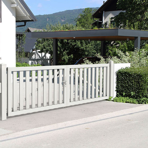 Rahmenzaun in Weiß mit Hoftor
