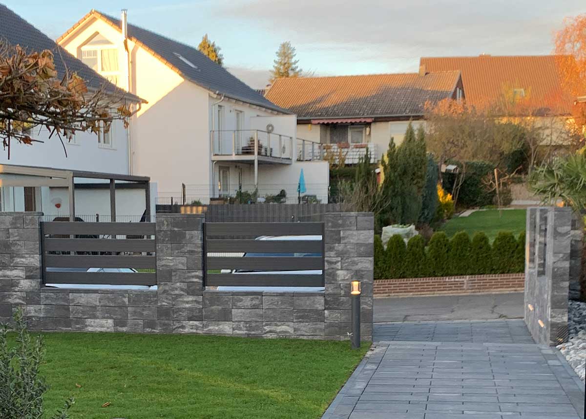 Querlattenzaun Gartenzaun im Vorgarten in Anthrazit aus hochwertigen Kunststoff
