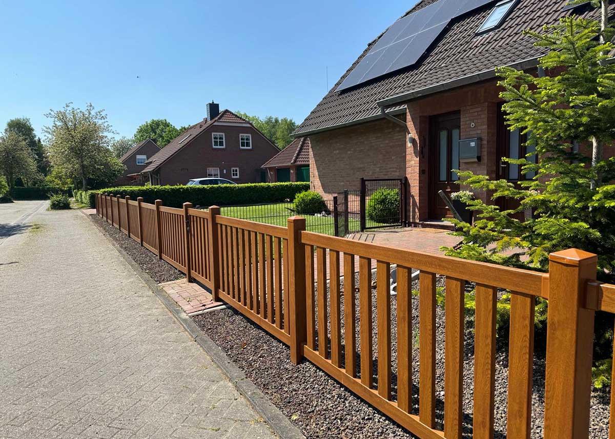 Rahmenzaun Vorgartenzaun in Holzoptik aus hochwertigen Kunststoff mit Gartenpforte