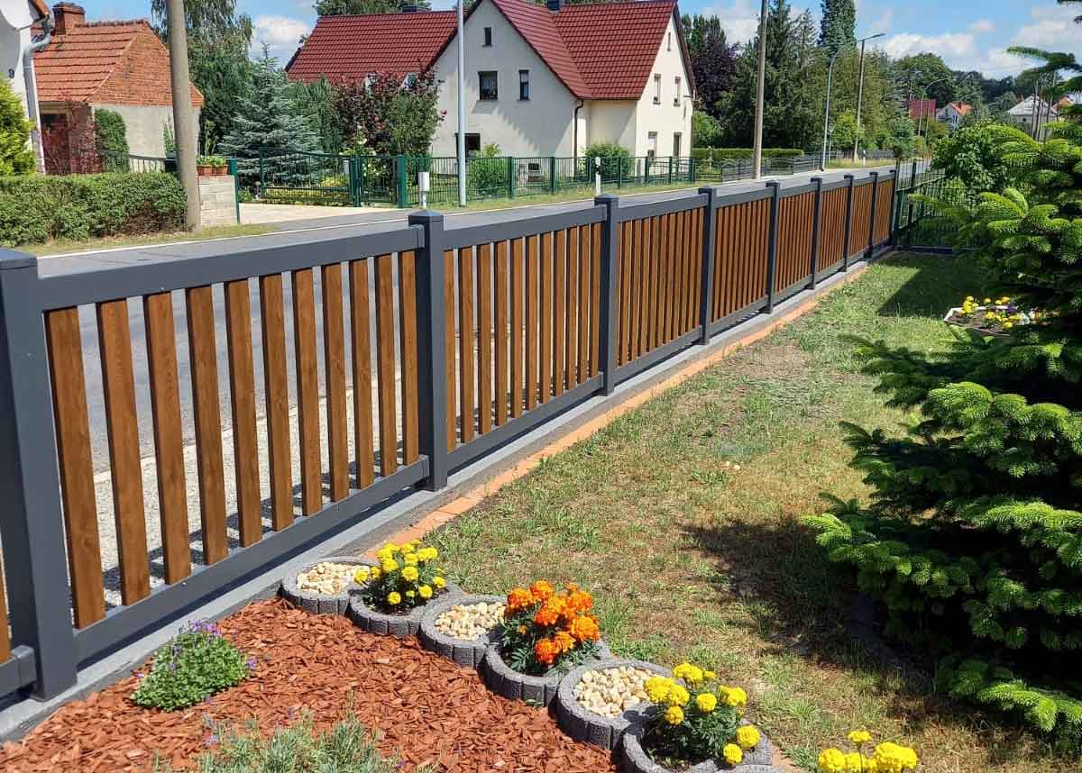 Rahmenzaun Holzoptik aus hochwertigen Kunststoff mit Hoftor