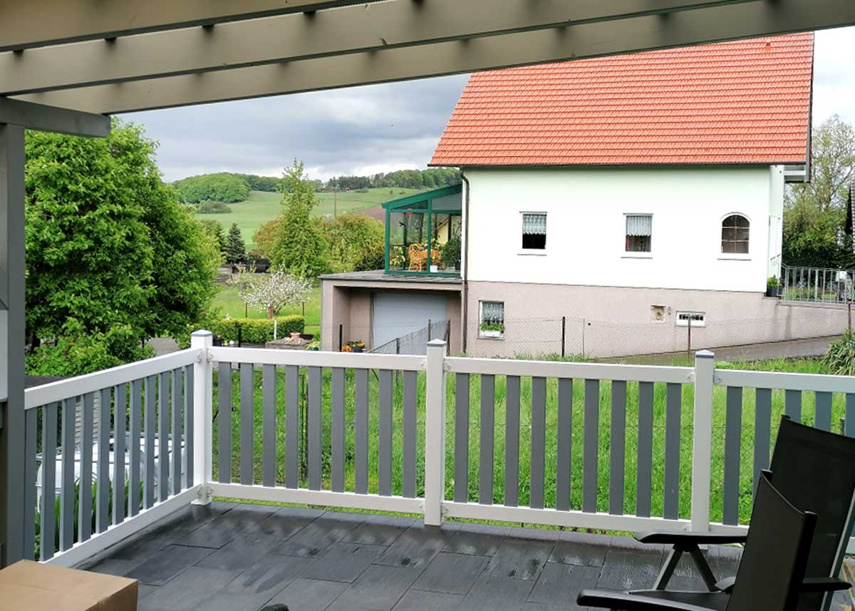 Rahmenzaun in Weiß um Veranda Terrasse amerikanischer Stil