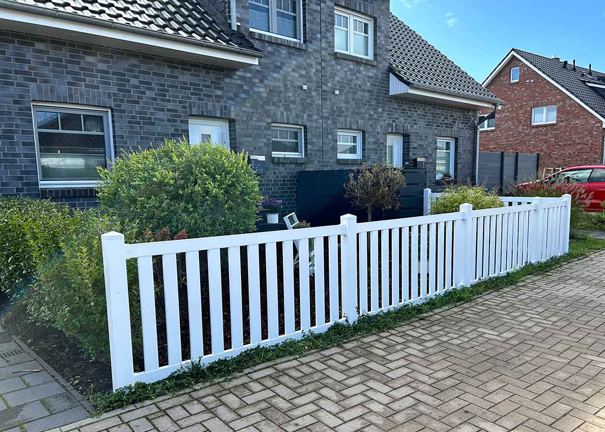 Rahmenzaun Vorgartenzaun in Weiß aus hochwertigen Kunststoff im Garten