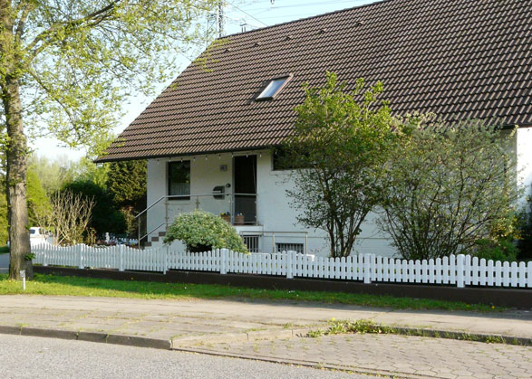 Friesenzaun in Weiß aus hochwertigen Kunststoff mit Unterbogen, hübscher Vorggartenzaun