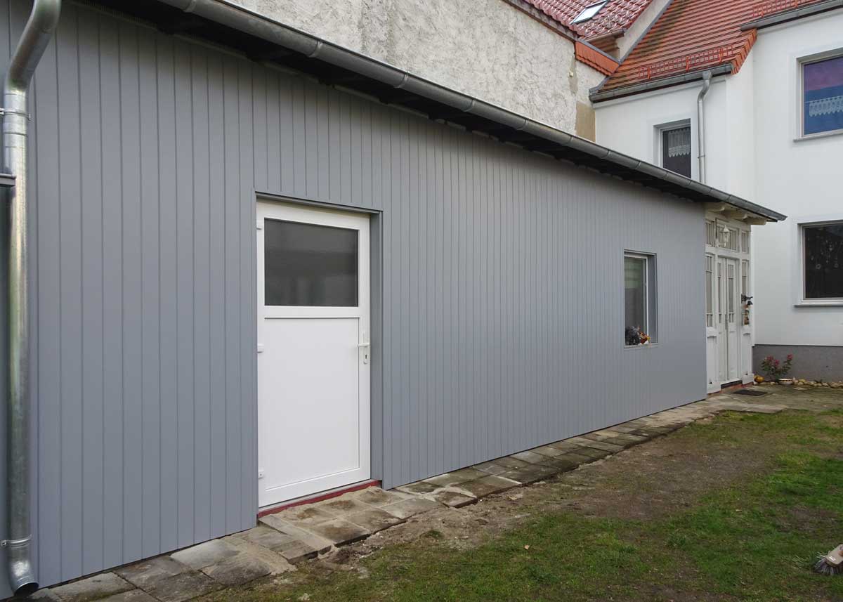 Außenverkleidung aus Kunststoffbrettern in silbergrau