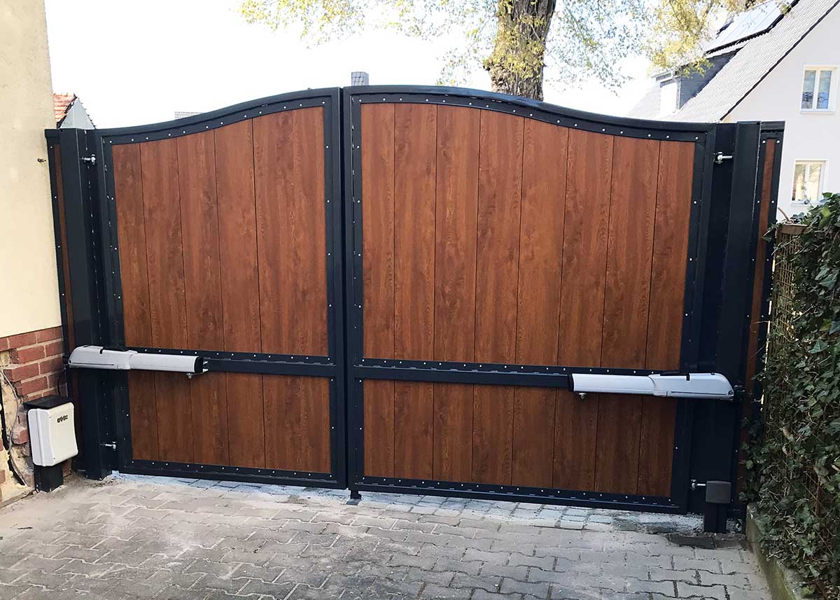 Torfüllpaneele aus hochwertigen Qualitäts-Kunststoff, nie mehr streichen, in Holzoptik Nussbaum
