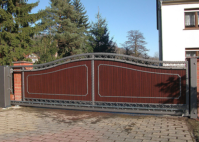 Torfüllpaneele aus hochwertigen Qualitäts-Kunststoff, nie mehr streichen, in Holzoptik Mahagoni