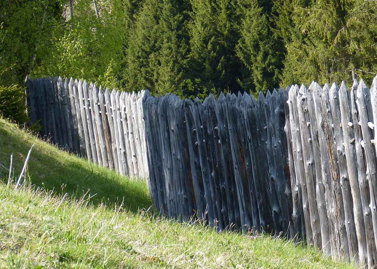 Vorgartenzaun in weiss aus Kunststoff