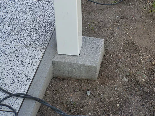 Sichtschutzzaun Kunststoff-Pfosten mit Stahlkern zum Einbetonieren neben die Terrasse