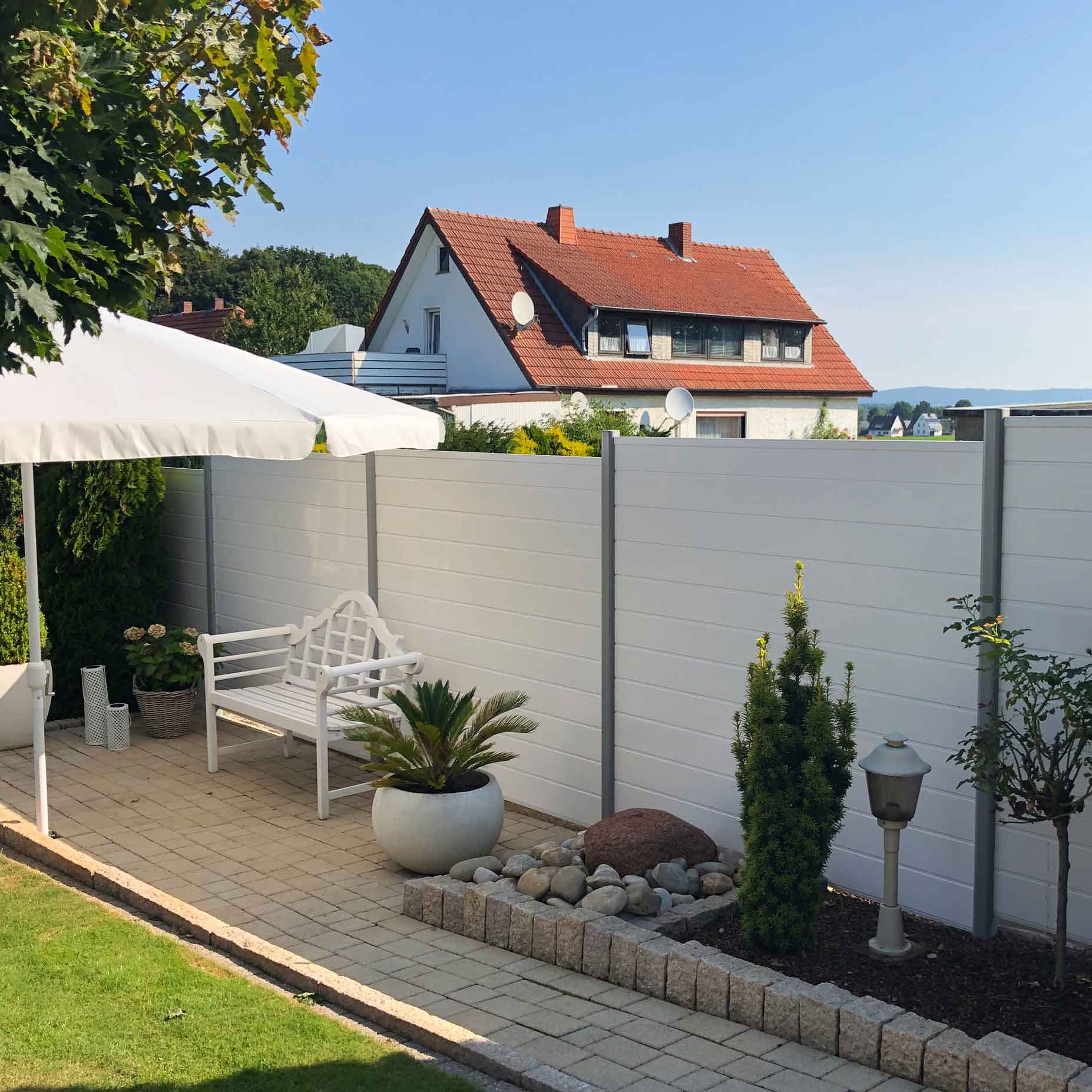 Sichtschutz in weiß im Garten Terrasse aus Kunststoff mit Alu-Steckpfosten