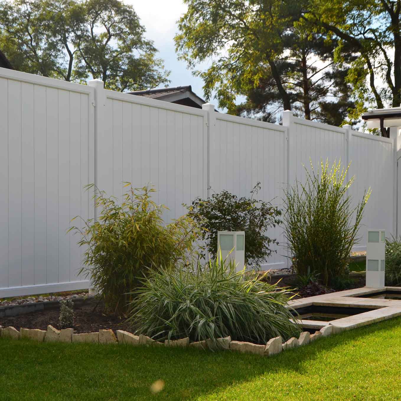 sichtschutz in weiß aus Kunststoff im Garten Massivrahmensystem