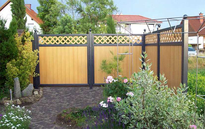 Sichtschutz in hellem Holzdekor für Gartenterrasse
