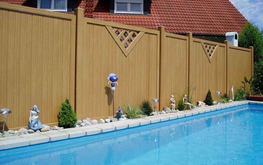 Sichtschutzzaun am Pool aus Kunststoff PVC in täuschend echter Holzoptik Bergkiefer