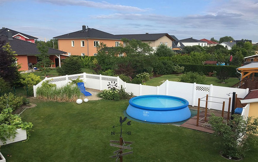 Sichtschutzzaun im Garten aus Kunststoff PVC in Weiß