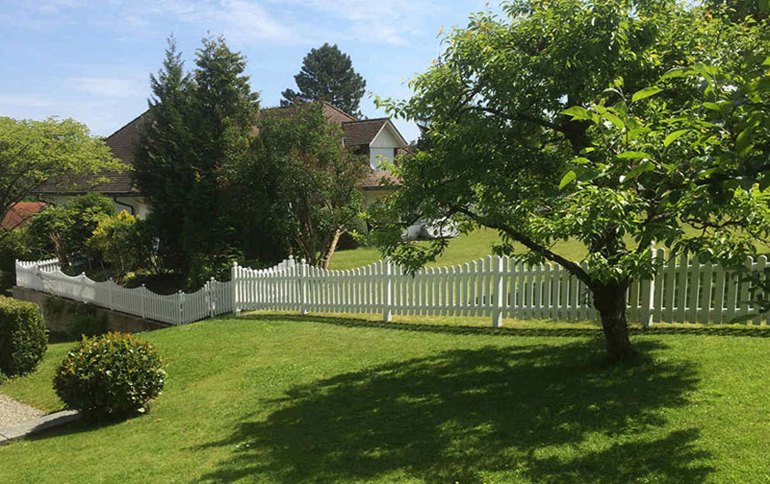 weißer Gartenlattenzaun aus Kunststoff / PVC