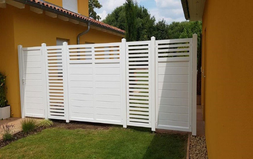 Sichtschutzzaun als Spaltsichtschutz in Weiß aus Kunststoff PVC im Garten
