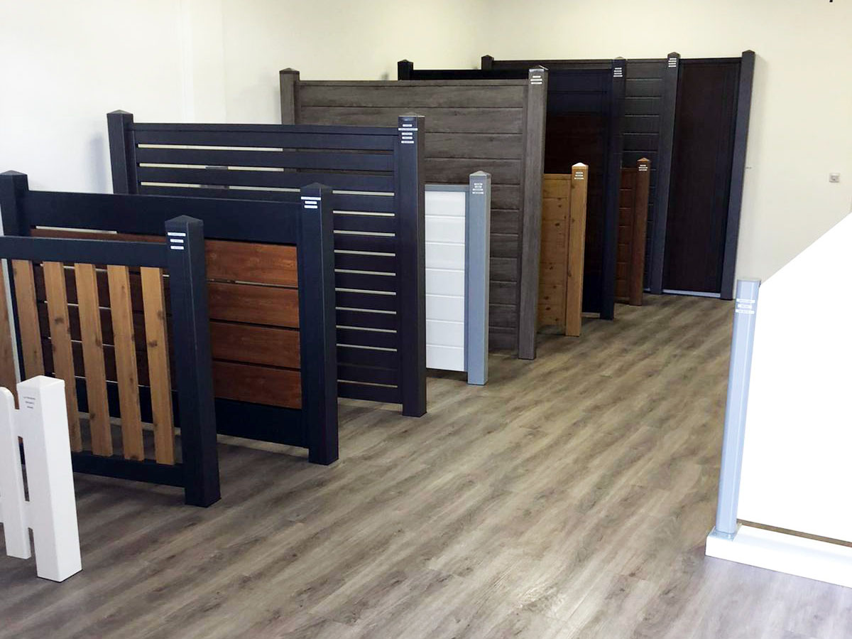 Showroom Ausstellung von Sichtschutz- und Gartenzäune aus hochwertigen Kunststoff