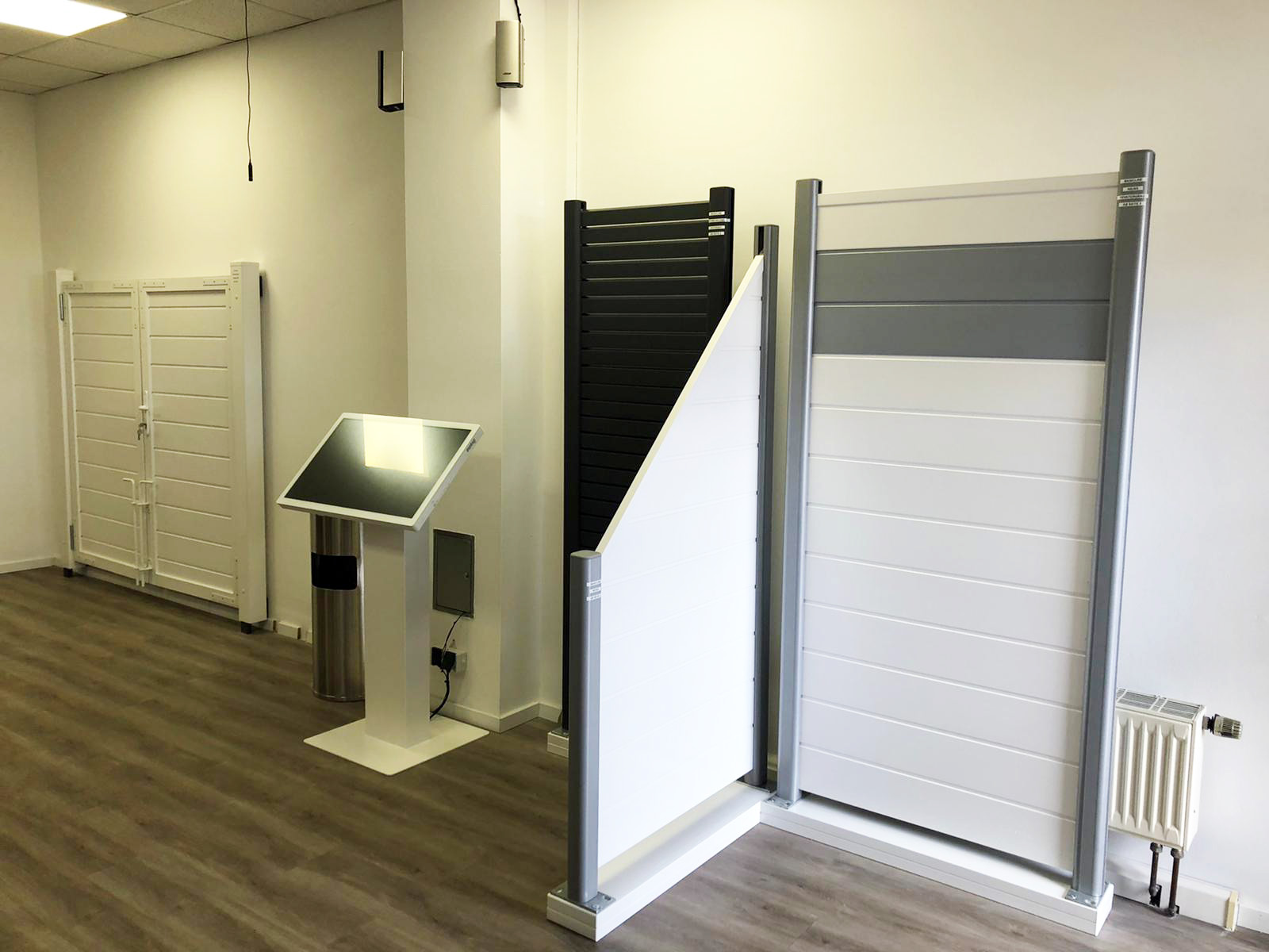 Showroom Ausstellung von Sichtschutz- und Gartenzäune aus hochwertigen Kunststoff