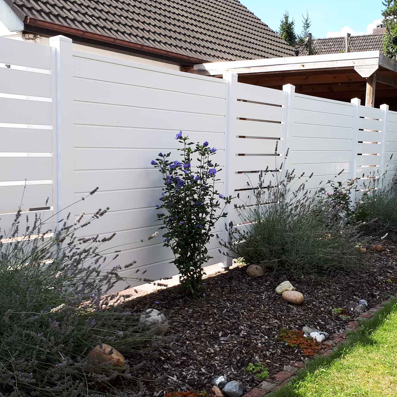 ECOLINE - freundliches Weiß mit Spalten erhellt Ihren Garten Sichtschutzzaun mit Spalt aus Kunststoff PVC in Weiß im Garten