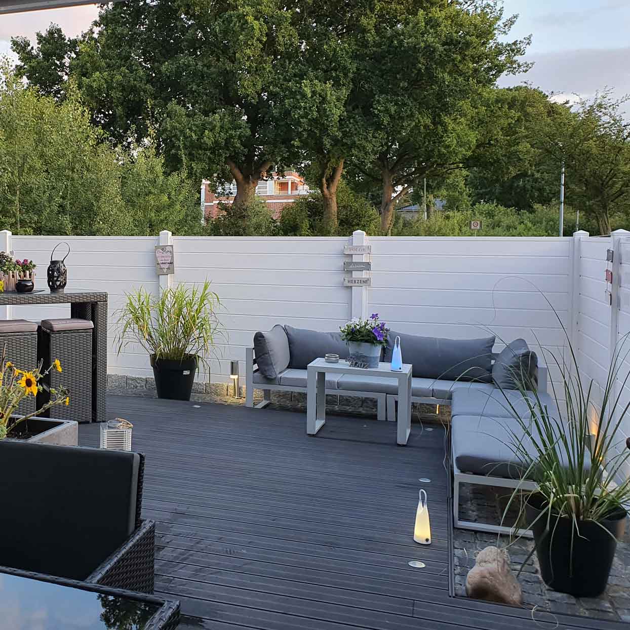 ECOLINE - im beruhigendem Weiß für gemütliche Sitzecken Sichtschutzzaun aus Kunststoff PVC in Weiß auf gemütlicher Terrasse