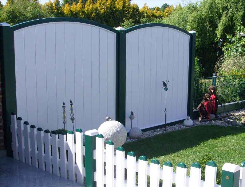 SICHTAFLEX - Weiß/Moosgrün harmonisch für jeden Garten Sichtschutzzaun aus Kunststoff PVC in Weiß und Moosgrün mit Rahmen und Oberbogen im Garten