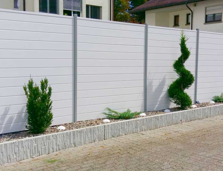 BASICLINE - schlicht und ansprechend mit Steckpfosten Sichtschutzzaun aus Kunststoff PVC in weiß mit Aluminium Steckpfosten im Garten