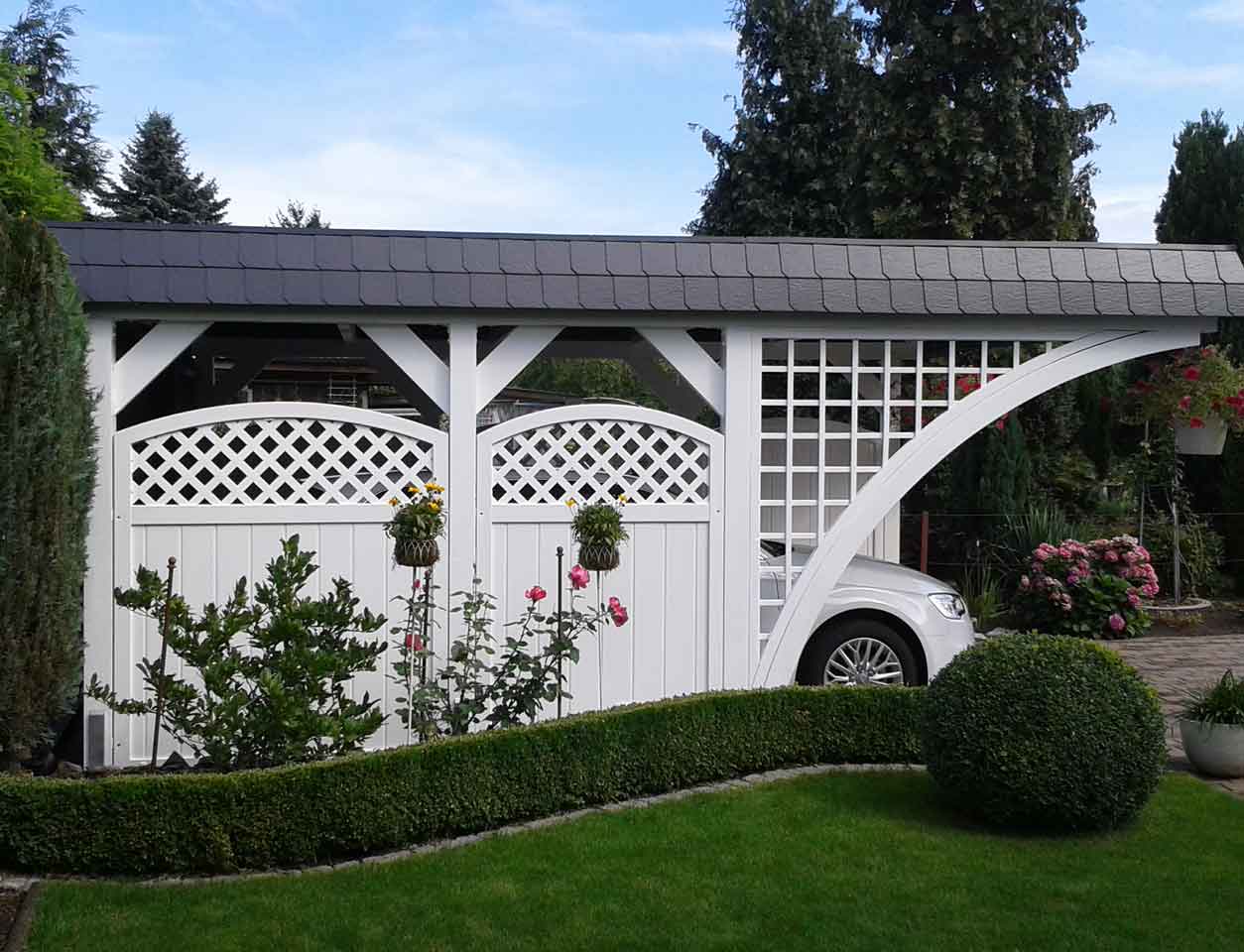 SICHTAFLEX - mit Wandbefestigung in ein Carport integriert Sichtschutzzaun aus Kunststoff PVC in Weiß unterm Carport Seitenwand mit Rankgitter