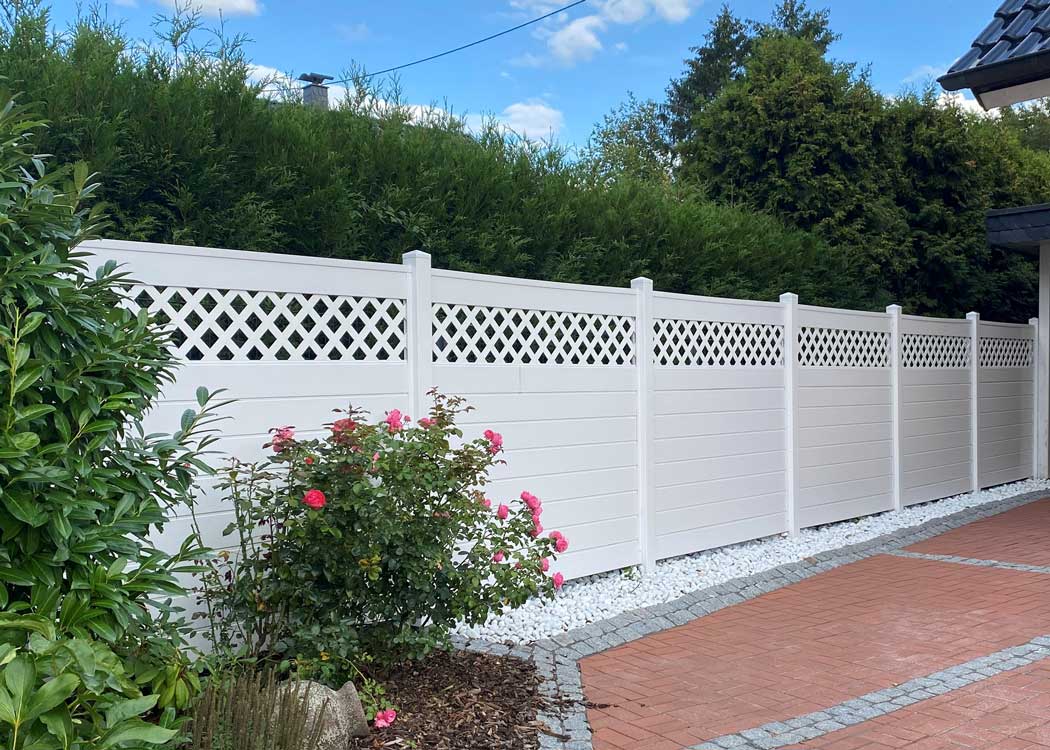 ECOLINE - weißer einladender Sichtschutz für Haus und Hof Sichtschutzzaun aus Kunststoff PVC in Weiß mit Rankgitter an Terrassen oder Hofeinfahrt