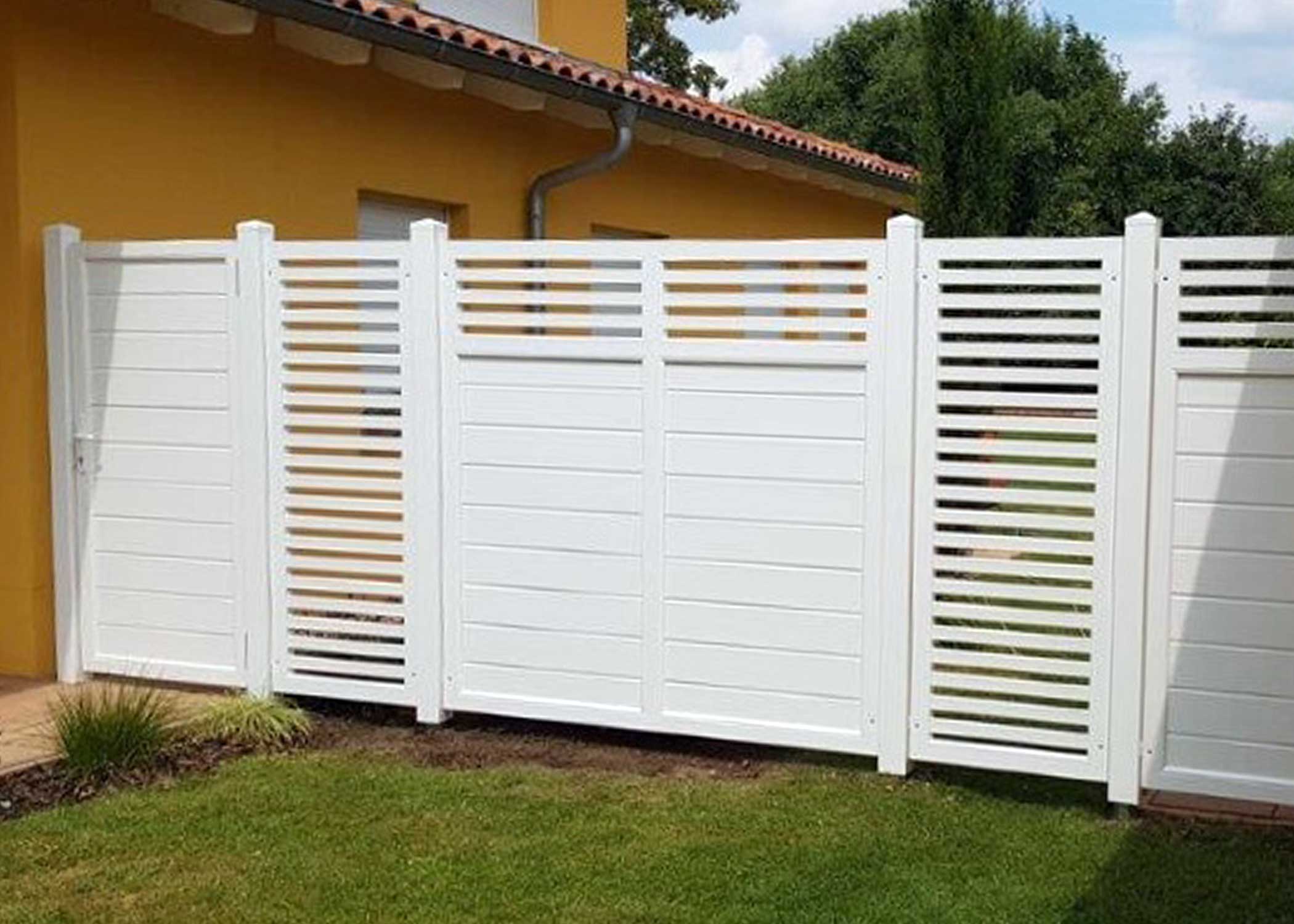 SICHTAFLEX - modernes Design mit Spaltsichtschutz-Elementen Sichtschutzzaun aus Kunststoff PVC in Weiß mit passendem Tor Spaltsichtschutz Design im Garten