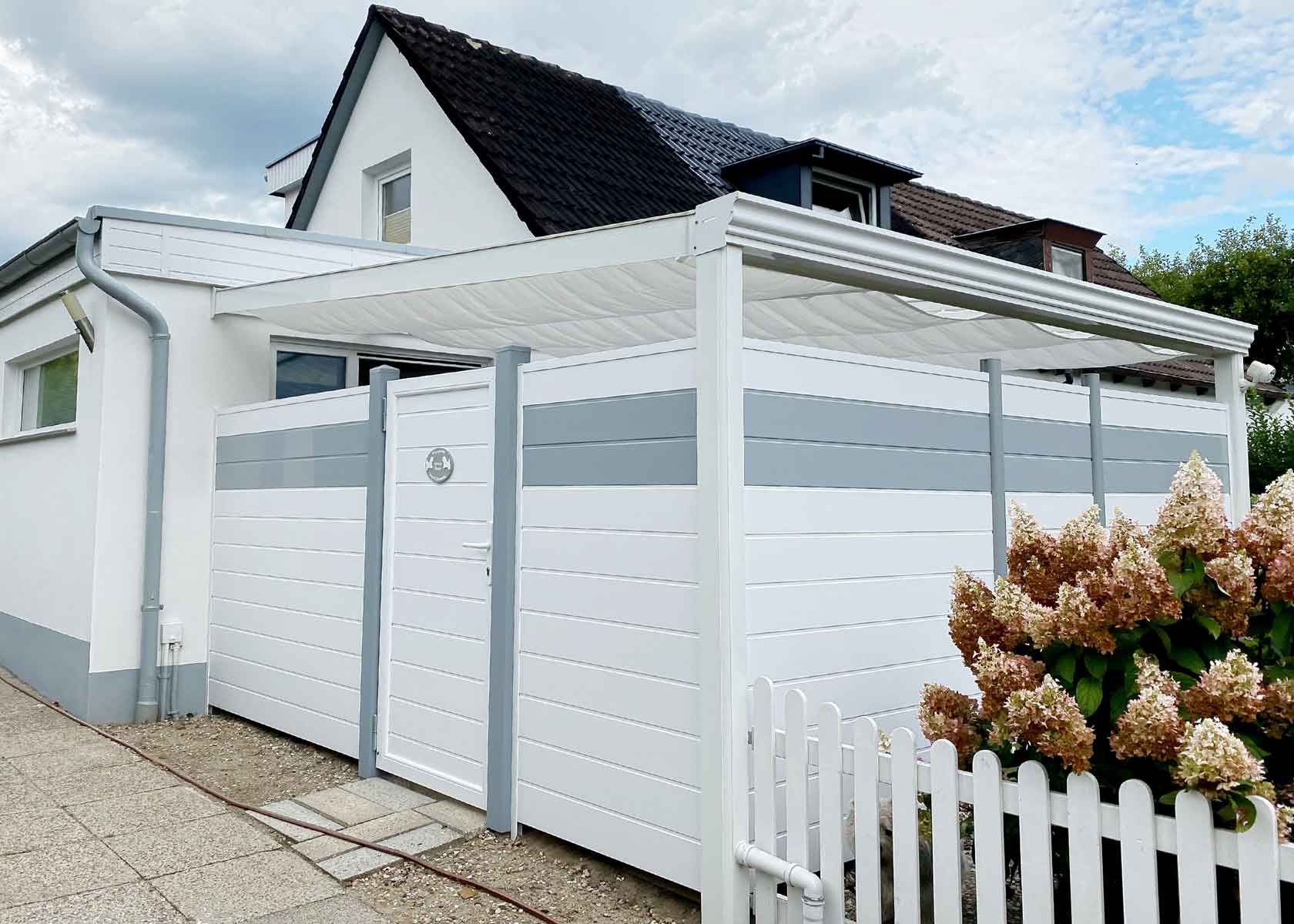 BASICLINE - Tür mit Sichtschutz für die gemütliche Sitzecke Sichtschutzzaun aus Kunststoff PVC in Weiß und Grau Sichtschutzwand Seitenwand Überdachung Terrasse mit passender Tür