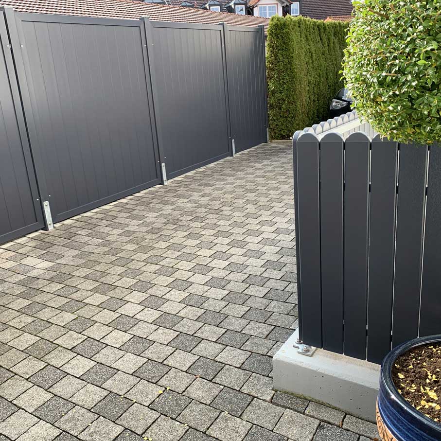 SICHTAFLEX GERADE - Sichtschutz mit passenden Lattenzaun kombinierbar Sichtschutzzaun aus Kunststoff PVC in Anthrazit mit Massivrahmen um Haus und Hof