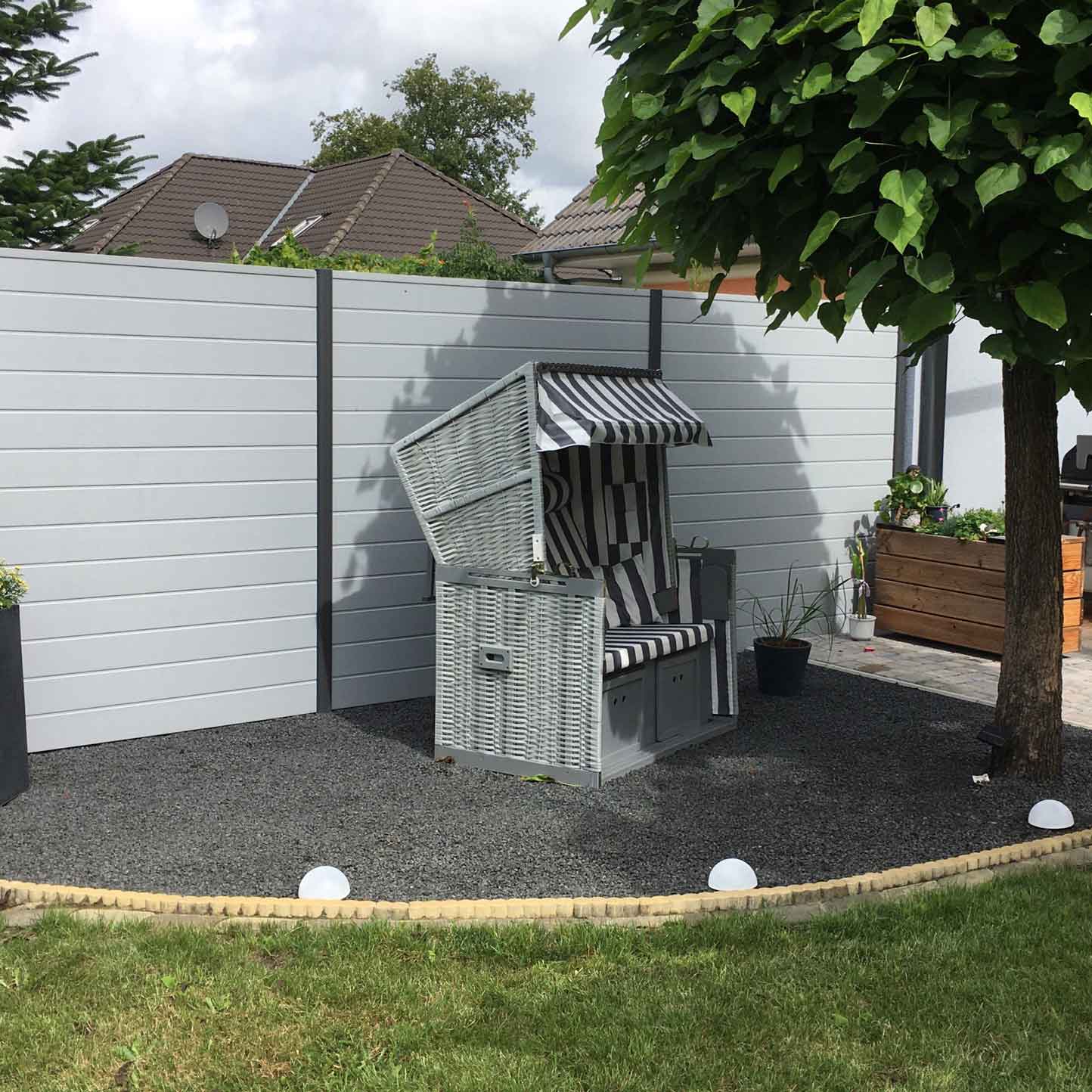 BASICLINE - modernes Grau für eine elegante Gestaltung Sichtschutzzaun aus Kunststoff PVC in Grau im Garten