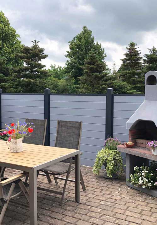 ECOLINE - neutrale Farbgestaltung, für entspannte Momente Sichtschutzzaun aus Kunststoff PVC in Anthrazit und Grau auf Terrasse mit Grillplatz