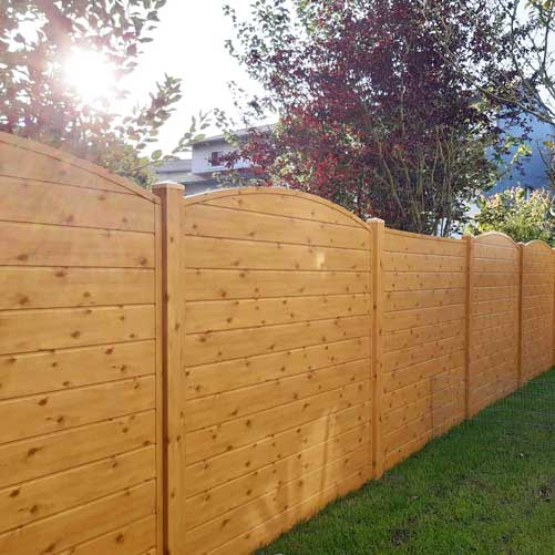 ECOLINE- mit Oberbogen und täuschend echter Holzmaserung in Astfichte Sichtschutzzaun aus Kunststoff PVC in Holzoptik Astfichte im Garten mit Oberbogen