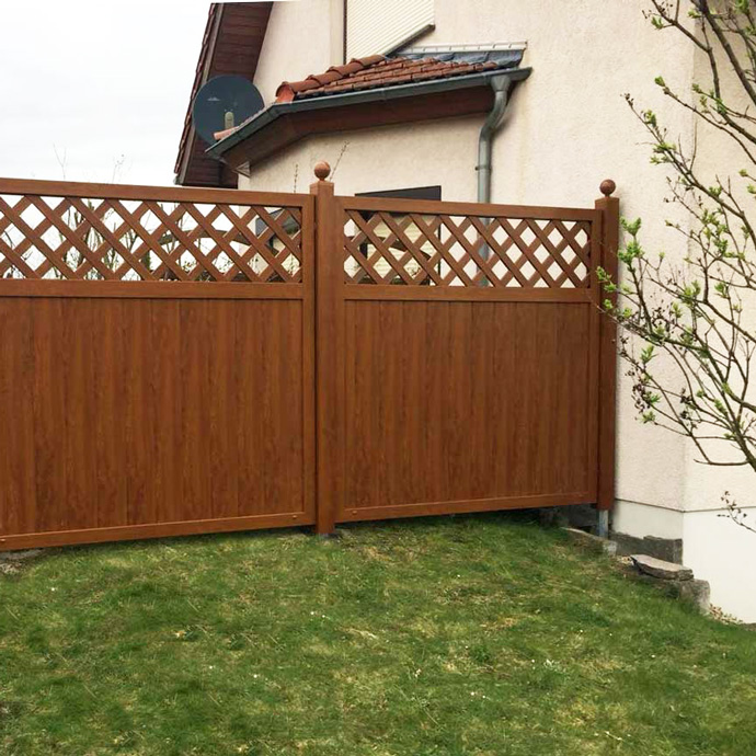 SICHTAFLEX GERADE - stabiles Element durch Rahmung in Golden Oak Sichtschutzzaun mit Rankgitter aus Kunststoff PVC in Holzoptik Golden Oak im Garten