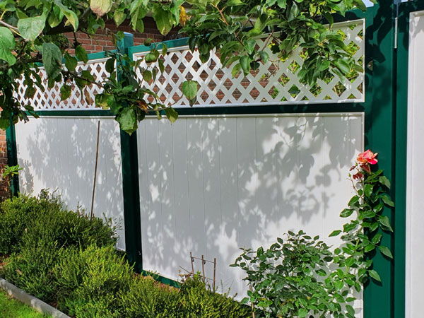 Sichtaflex Sichtschutz in Weiß mit Rankgitter und stabilen Rahmen in Moosgrün im ländlichen Garten, Landhausstil