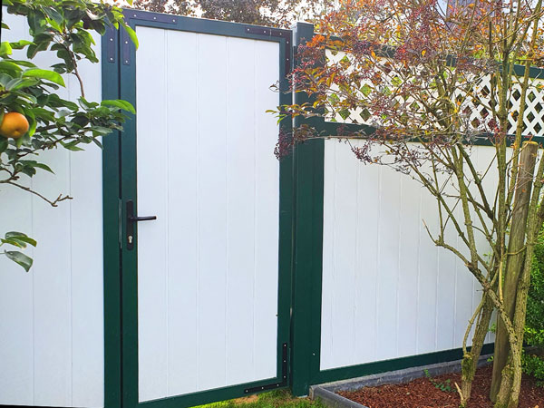 Sichtaflex Sichtschutz mit passender Tür in Weiß mit Rankgitter und stabilen Rahmen in Moosgrün im ländlichen Garten, Landhausstil