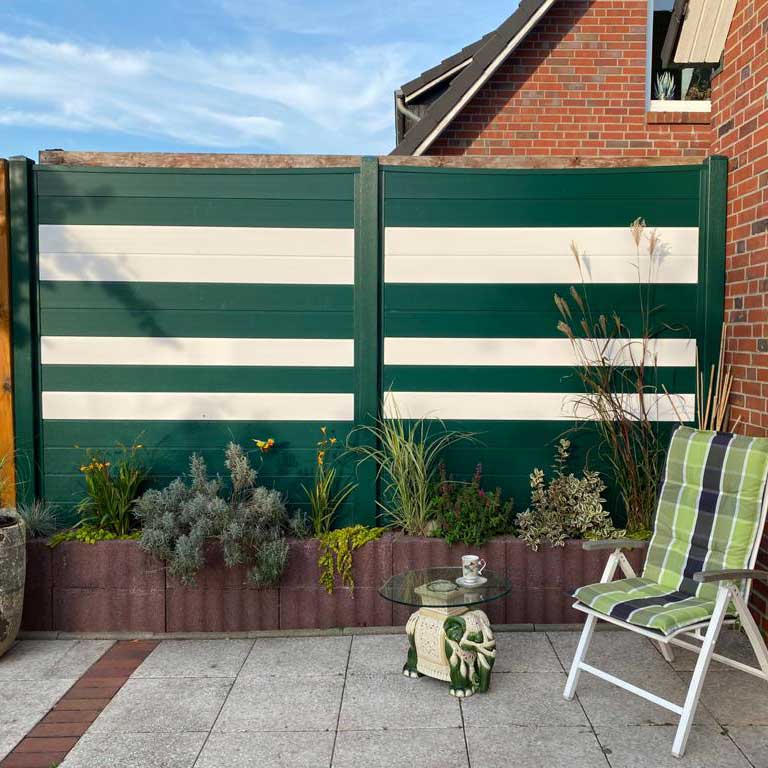 ECOLINE - Abwechslung durch unterschiedliche Paneele, durch Stecksystem Sichtschutzzaun aus Kunststoff PVC in Moosgrün mit weißen Paneelen für die Terrasse