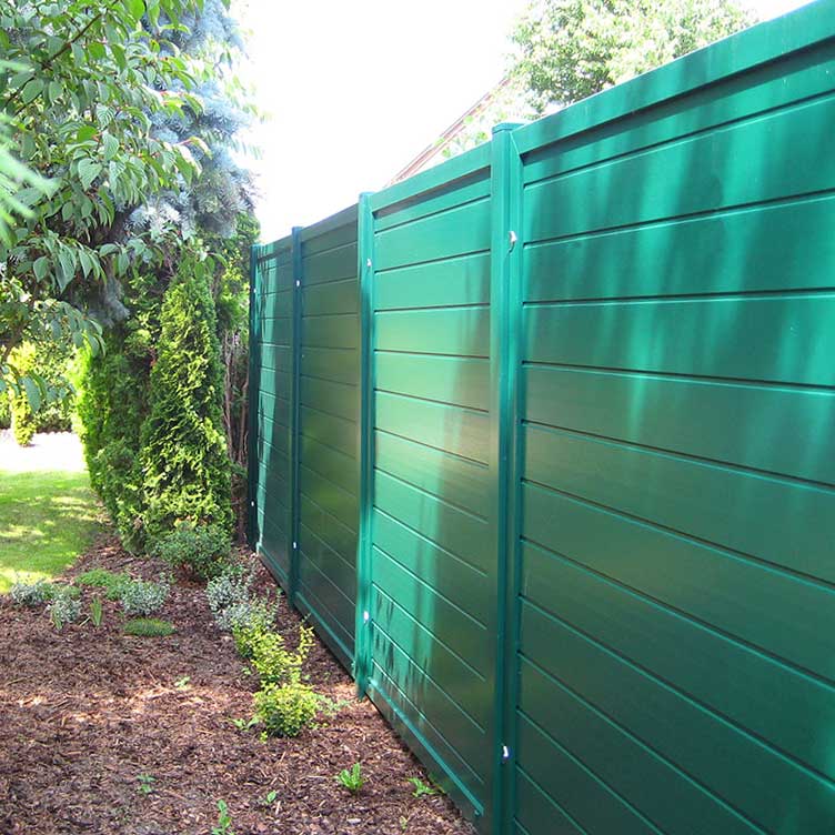 SICHTAFLEX GERADE - natürlich wirkende Sichtschutzwand, dezent im Hintergrund Sichtschutzzaun als Massivrahmen-Element aus Kunststoff PVC in Moosgrün