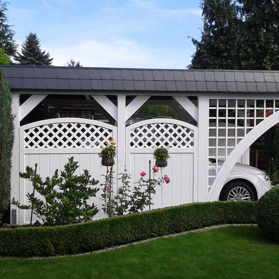 SICHTAFLEX RUND - in Weiß mit Rankgitter als Oberbogen, für ein Carport Sichtschutzzaun aus Kunststoff PVC in Weiß mit Oberbogen und Rankgitter für Carport