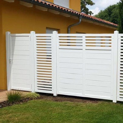 SICHTAFLEX DESIGN - schlichte Eleganz mit dem weißen Spaltsichtschutz Sichtschutzzaun aus Kunststoff PVC in Weiß mit Spaltsichtschutz im Garten