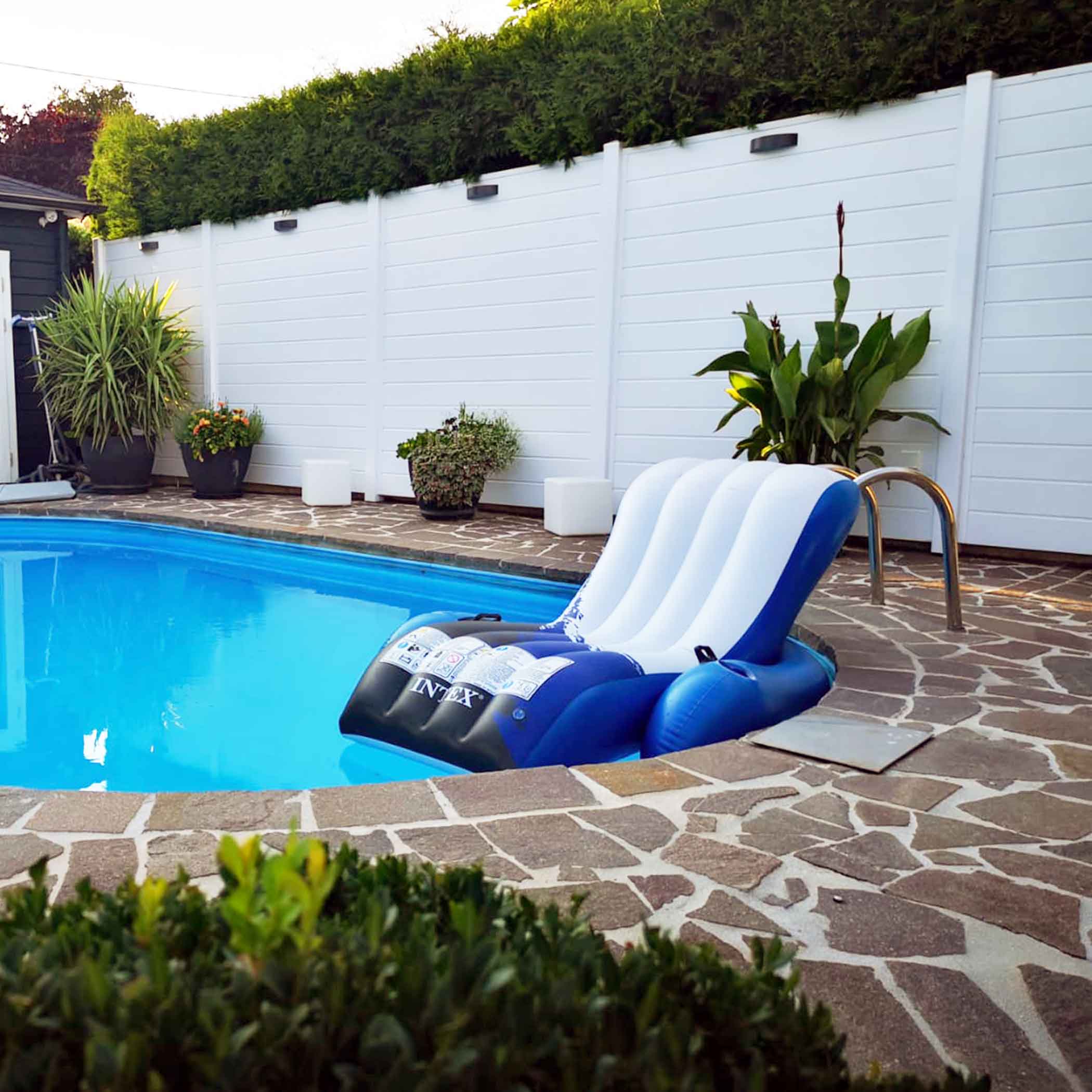 ECOLINE - strahlendes Weiß für mehr Urlaubsstimmung Sichtschutzzaun aus Kunststoff PVC in Weiß am Pool