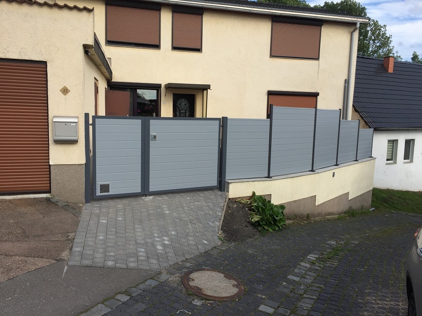 Sichtschutz und Hoftor aus Kunststoff in Anthrazit-Grau