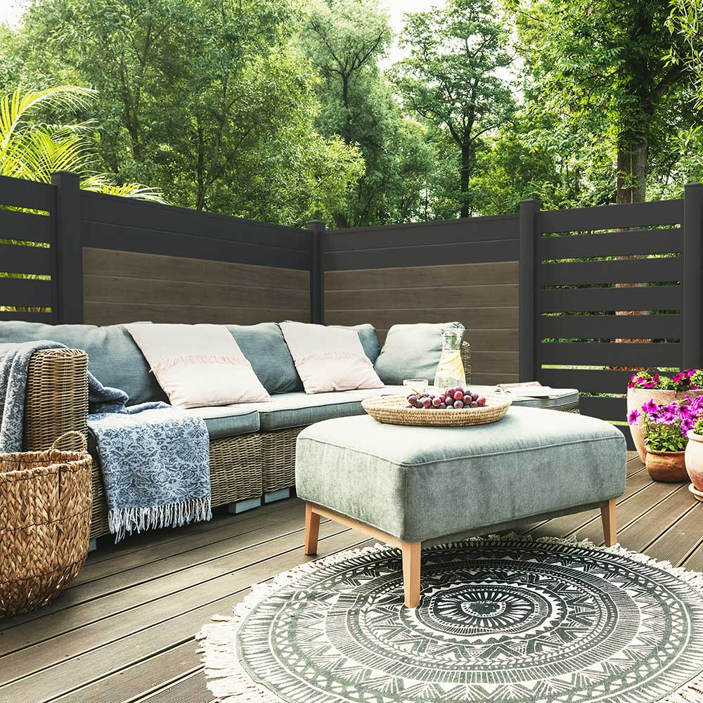 optisch moderne Terrasse mit Sichtschutz in Monument Oak Holzoptik und Anthrazit
